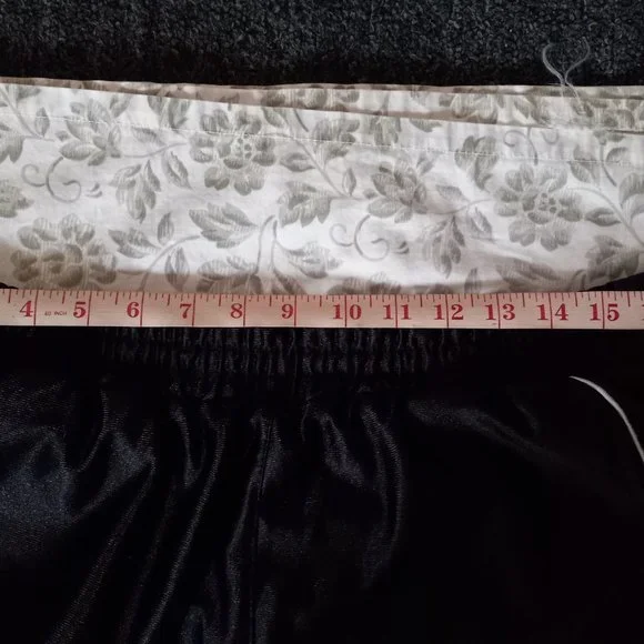 Black shorts. - Picture 7 of 8